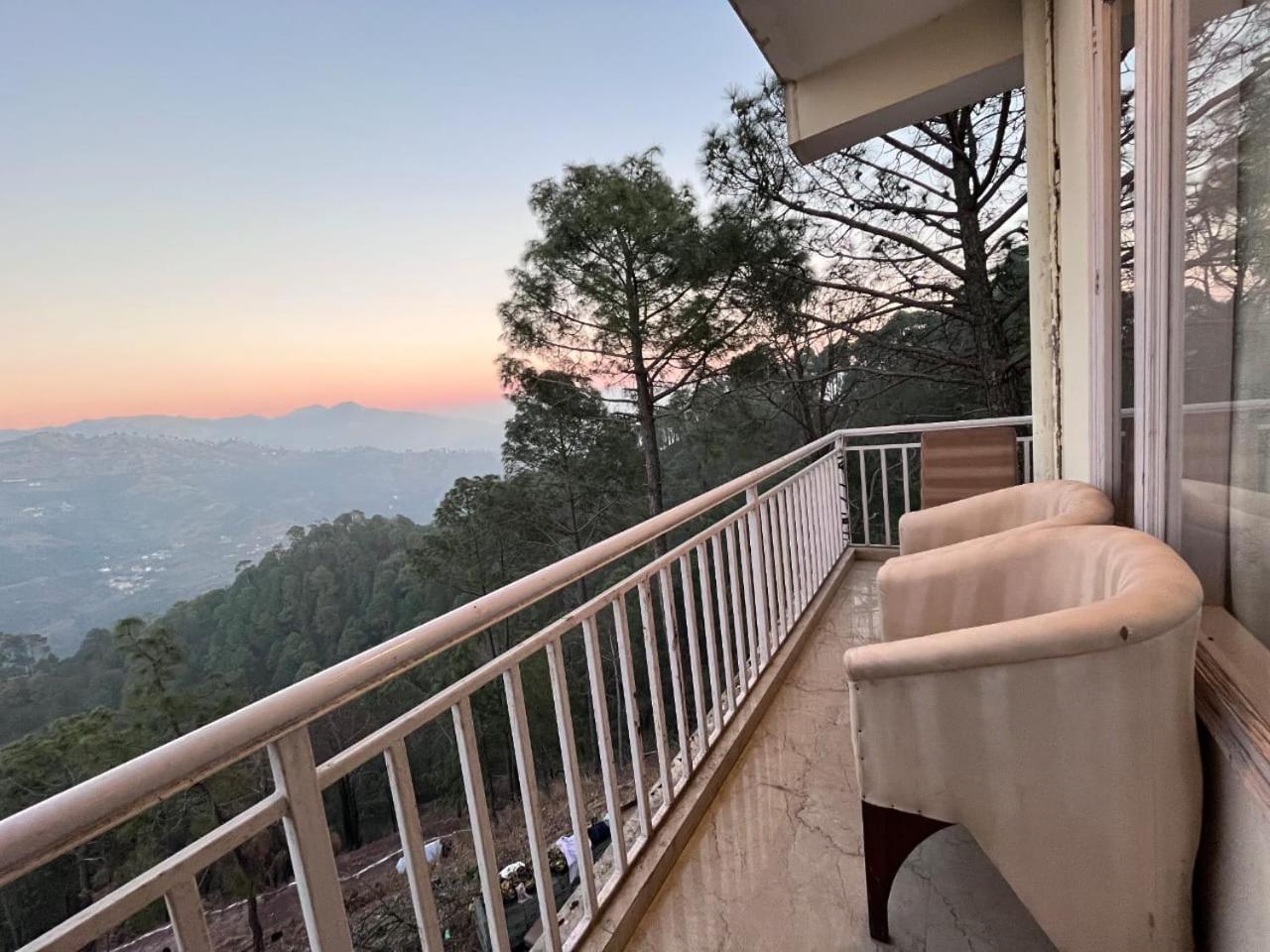 Hotel Tribe View - Away From City Hustle !! Top Rated & Most Awarded Property !! A Peaceful Stay Kasauli Exterior foto