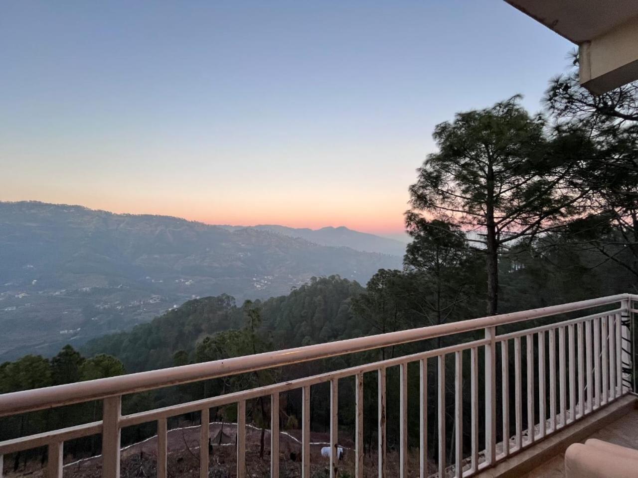 Hotel Tribe View - Away From City Hustle !! Top Rated & Most Awarded Property !! A Peaceful Stay Kasauli Exterior foto